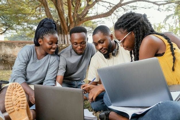 Quatre étudiants travaillant ensemble sur leurs candidatures